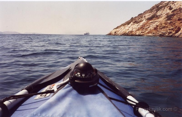 We left Katapola bay and headed to Aigiali bay, paddling in the lee shore of Katapola bay